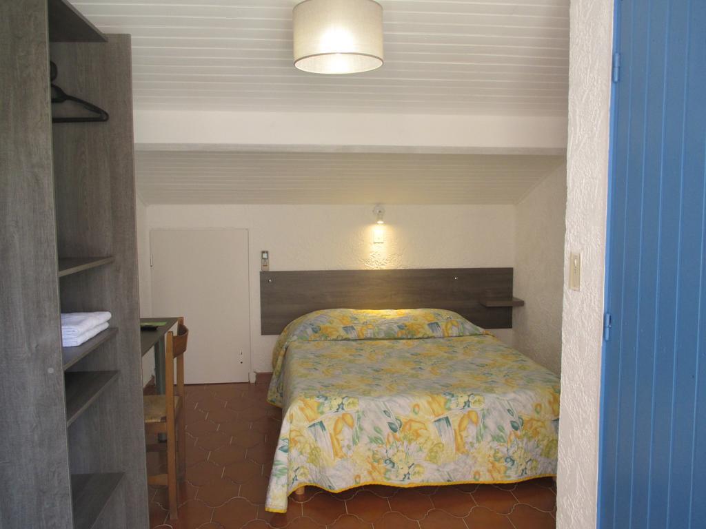 Hotel Restaurant Les 3 Chenes Fréjus Extérieur photo