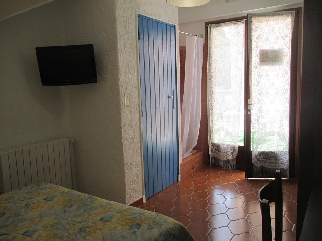 Hotel Restaurant Les 3 Chenes Fréjus Extérieur photo