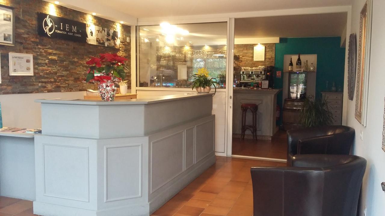 Hotel Restaurant Les 3 Chenes Fréjus Extérieur photo